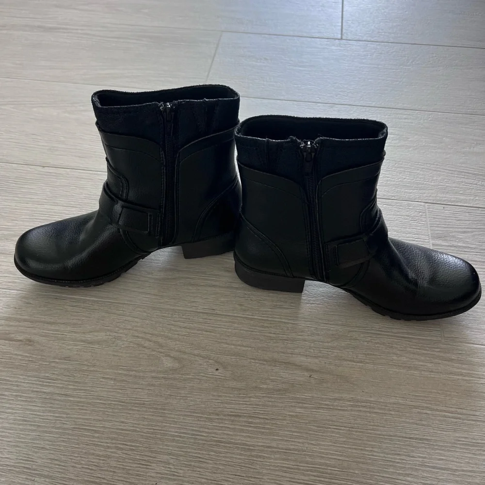Clarks soft cushion ankle boots. Size 7M. Black - Picture 3 of 10